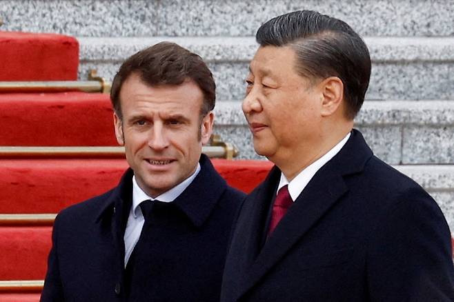 지난해 중국 베이징에서 만난 시진핑 중국 국가주석과 에마뉘엘 마크롱 프랑스 대통령. [로이터]