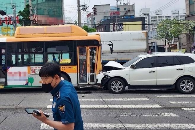 6일 오후 1시10분쯤 전북 익산시 영등동 우남샘물타운 교차로에서 스포츠유틸리티차량(SUV)이 시내버스를 추돌한 뒤 멈춰서 있다. 전북소방본부 제공