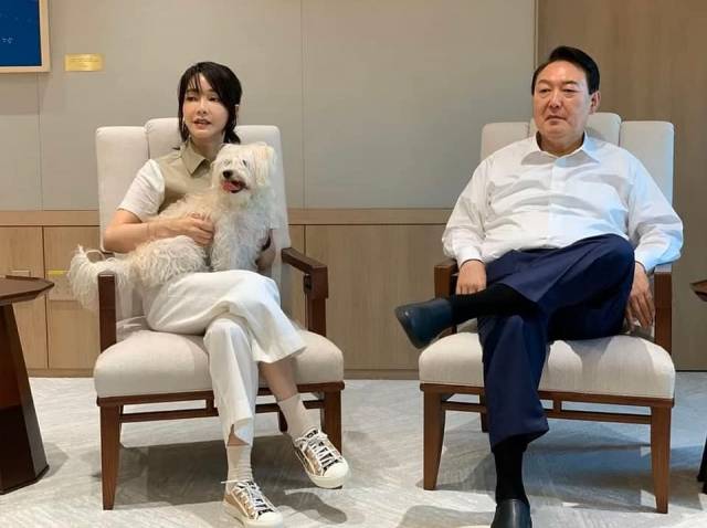 윤석열 대통령과 김건희 여사가 휴일이었던 2022년 5월28일(토요일) 용산 대통령실 청사 집무실에 반려견과 함께 방문한 모습. 페이스북 건희사랑 캡처