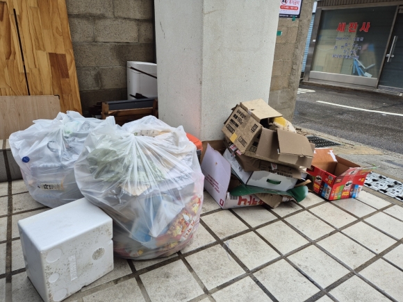 연휴 끝 분리수거 안된 쓰레기 더미 - 어린이날 연휴 마지막 날인 6일 서울의 한 주택가 앞에 캔과 페트병 등 재활용 쓰레기가 담겨 있는 비닐봉지와 박스, 스티로폼이 길바닥에 나뒹굴고 있다.