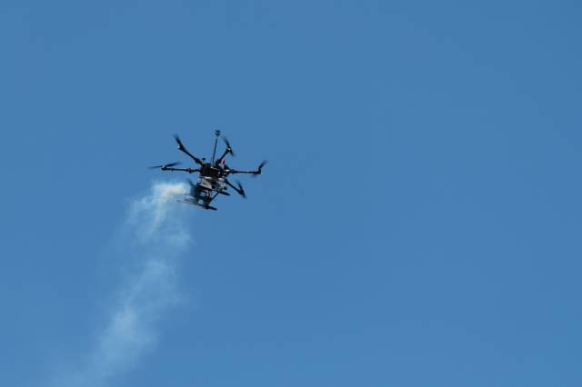 2일 강원 평창 구름물리선도 관측소에서 인공강우용 드론이 하늘 위로 떠올라 ‘구름씨’를 살포하고 있다.기상청 제공