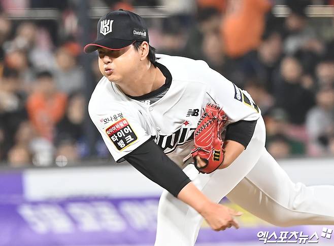 KT 위즈 투수 김민이 올해 정규시즌 경기에 등판해 역투하고 있다. 엑스포츠뉴스 DB
