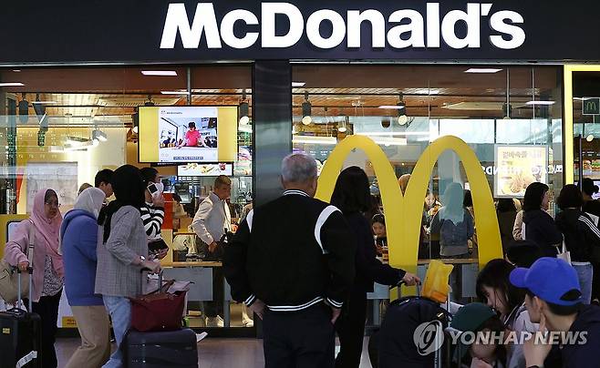 가격 인상 앞둔 맥도날드 (서울=연합뉴스) 김인철 기자 = 맥도날드 일부 메뉴 가격 인상을 하루 앞둔 1일 서울 시내의 한 맥도날드 모습.
    맥도날드는 오는 2일부터 전체의 22%에 해당하는 16개 메뉴 가격을 평균 2.8% 인상한다. 2024.5.1 yatoya@yna.co.kr