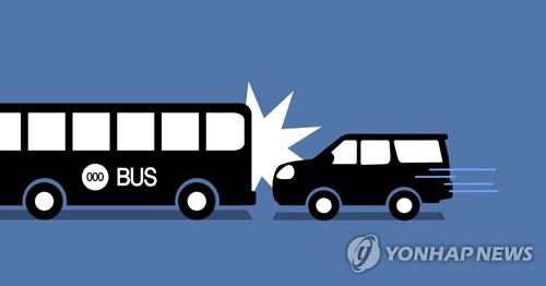 버스와 SUV 추돌사고 (PG) [연합뉴스 자료사진]