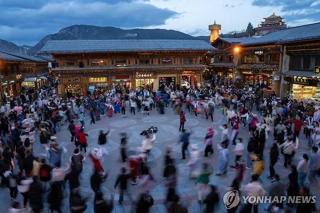 티벳 샹그릴라에 모인 중국 관광객들 [신화 연합뉴스]