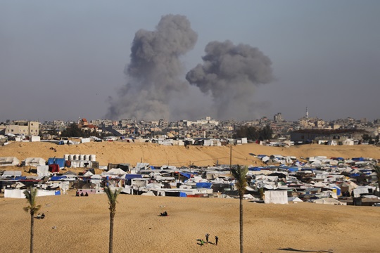 6일(현지시각) 가자지구 라파 동쪽에서 이스라엘의 공습으로 연기가 피어오르고 있다. 사진=AP/뉴시스
