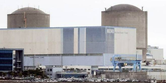 7일 오후 부산 기장군 해안가에서 국내 최초로 원전 해체 작업이 시작된 고리원자력발전소 1호기(오른쪽)의 모습.(사진=한수원)