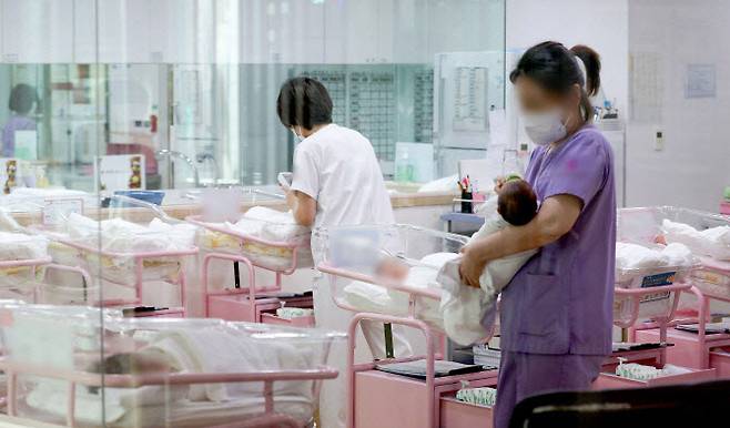 서울 시내 한 산후조리원 신생아실에서 간호사 등 관계자들이 신생아들을 돌보고 있다. (사진=공동취재)
