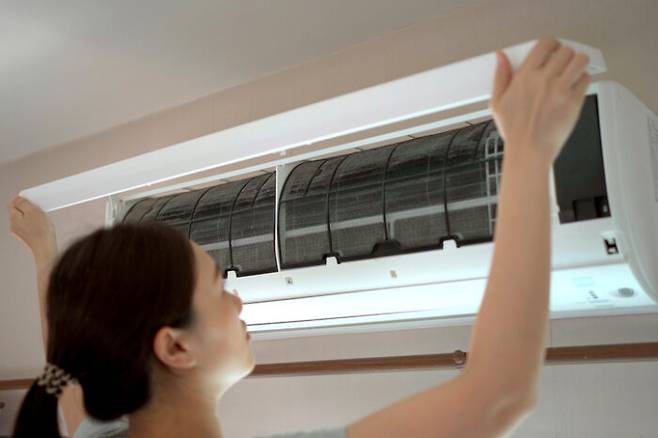 작년 여름 사용했던 에어컨을 그대로 틀면 호흡기 건강이 악화할 수 있어 주의해야 한다. [사진=게티이미지뱅크]
