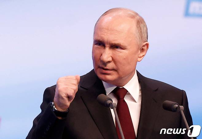 18일(현지시간) 러시아 모스크바에서 블라디미르 푸틴 대통령이 2024 대통령 선거 승리 연설을 하며 주먹을 불끈 쥐어보이고 있다. 2024.03.18/ ⓒ 로이터=뉴스1 ⓒ News1 권진영 기자