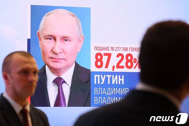 21일 (현지시간) 러시아 모스크바의 중앙 선관위에서 블라디미르 푸틴 러시아 대통령의 사진과 대선 최종 득표율 87.28%가 게시되어 있다. 2024. 3. 22 ⓒ AFP=뉴스1 ⓒ News1 우동명 기자