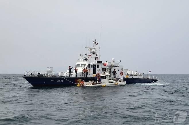 지난 6일 오후 3시19분 즈음 제주시 함덕 서우봉 인근 해상에서 침수된 모터보트 A호(2.08톤)가 제주해양경찰서에 의해 구조되고 있다.(제주해양경찰서 제공)