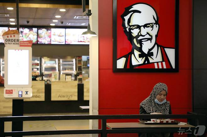 말레이시아 프탈링자야의 KFC 매장에서 2020년 5월 한 여성이 식사하는 모습<자료사진>. 2020.05.29. ⓒ 로이터=뉴스1 ⓒ News1 김성식 기자
