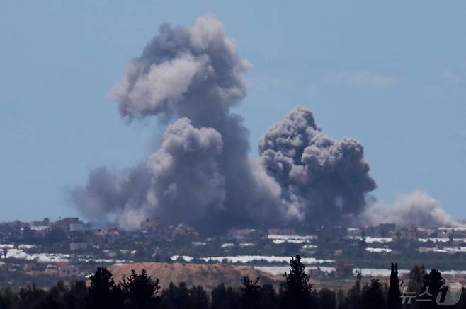 6일(현지시간) 가자지구 상공에 이스라엘 공습으로 인한 연기가 자욱하게 솟구치고 있다. 이날 이스라엘군은 최남단 라파 동부 지역에 '즉시 대피' 명령을 내렸다. 2024.05.06/ ⓒ 로이터=뉴스1 ⓒ News1 권진영 기자