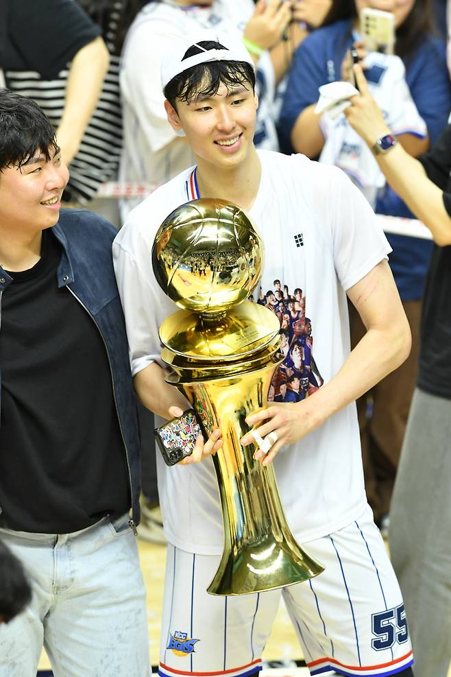 우승트로피를 안고 기뻐하는 송교창. 사진 | KBL