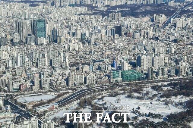 7일 직방에 따르면 서울 곳곳에서 아파트 최고가 경신 소식이 이어지고 있다. /이동률 기자