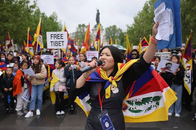 프랑스 거주 티베트인들이 5일 파리 레퓌블리크 광장에서 시진핑 중국 국가 주석의 프랑스 방문에 항의하는 시위를 벌이고 있다. /AP 연합뉴스