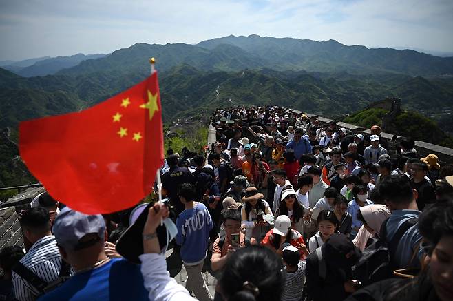 지난 1일 노동절 연휴 첫날 중국 베이징 만리장성을 찾은 관광객들./AFP 연합뉴스