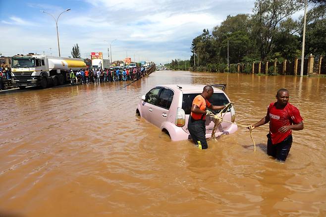 지난 1일 케냐 나이로비에 기록적인 홍수가 내려 차가 침수된 모습. 케냐에선 이번 폭우로 220명 이상이 숨졌다./신화통신 연합뉴스