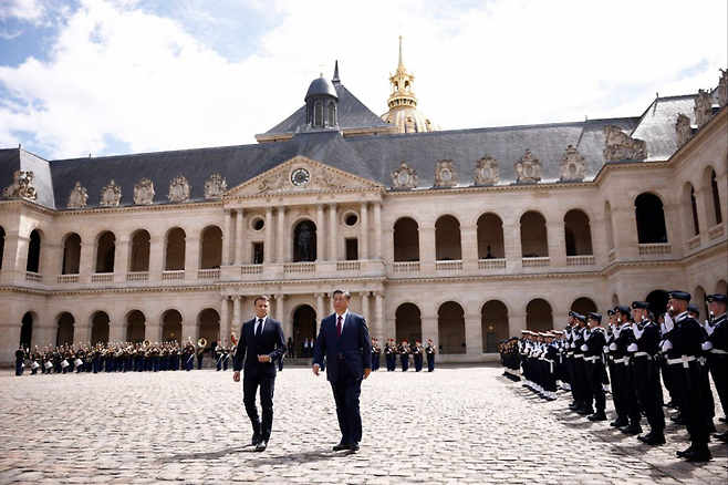 에마뉘엘 마크롱 프랑스 대통령과 시진핑 중국 국가주석이 6일(현지시간) 프랑스 파리의 앵발라드에서 열린 공식 환영식에서 군 의장대를 사열하고 있다. 파리=AP 뉴시스