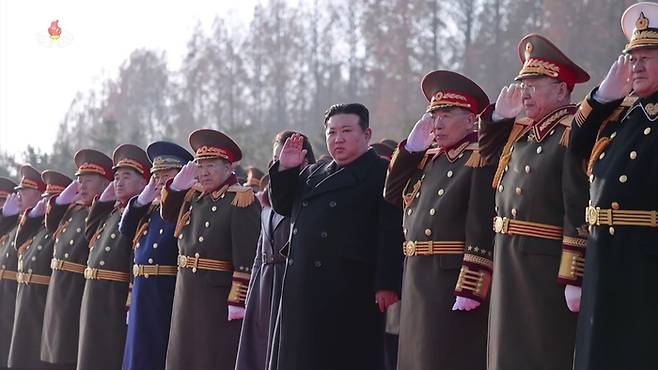 김정은 북한 국무위원장이 2월 8일 딸 김주애와 조선인민군 창건(건군절) 76주년을 맞아 국방성을 축하 방문했다고 조선중앙TV가 보도했다. 사진=조선중앙TV 화면/연합뉴스