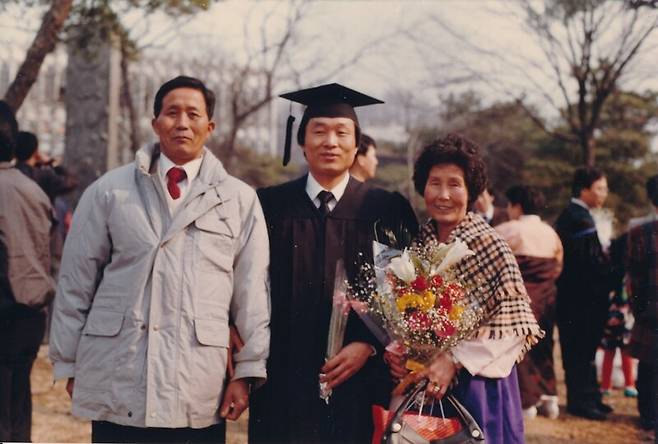박래군은 1981년 연세대학교 국문과에 진학해 학생운동과 노동운동을 하다가 9년만에 대학을 졸업했다. 1990년 2월 그의 졸업식에 함께한 아버지 박순순(왼쪽)과 어머니 김근순. 필자 제공