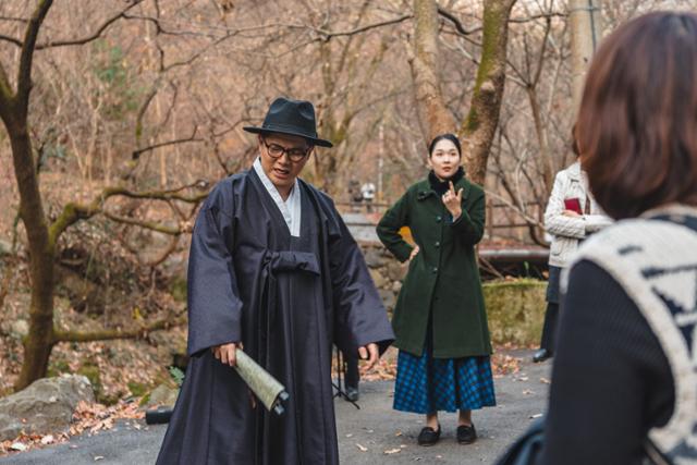 광주 동구가 11월까지 무등산 산길에서 운영하는 연극(뮤지컬) 프로그램 '시간의 숲, 무등' 중 한 장면. 광주 동구 제공