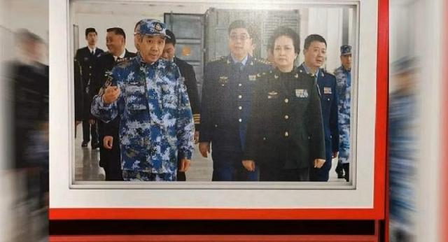 최근 중화권 사회관계망서비스(SNS)에 퍼진 시진핑 중국 국가주석의 부인 펑리위안(오른쪽) 여사의 사진. 군복을 입고 군사 시설을 둘러보고 있다. 성도일보 화면 캡처