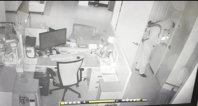원주 학성동의 경비보안업체에서 마스터키를 빼앗은 용의자가 현금인출기를 여는 모습이 포착된 CCTV 장면. 원주경찰서 제공