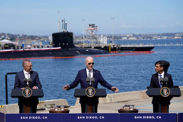 지난해 3월 조 바이든(가운데) 미국 대통령이 캘리포니아주 샌디에이고의 포인트 로마 해군기지에서 호주에 판매할 핵추진 잠수함과 동급인 미주리호를 배경으로 앤서니 앨버니지(왼쪽) 호주 총리, 리시 수낵 영국 총리와 함께 오커스(AUKUS·호주·영국·미국의 안보동맹) 정상회담 결과를 발표하고 있다. 샌디에이고=AP 연합뉴스