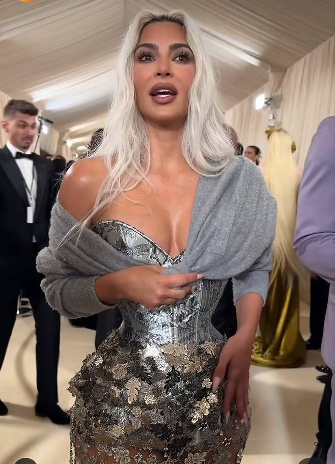 지난 6일(현지시간) 미국 뉴욕에서 진행된 '멧 갈라 2024'에 참석한 킴 카다시안의 모습./사진=보그매거진 인스타그램 캡처