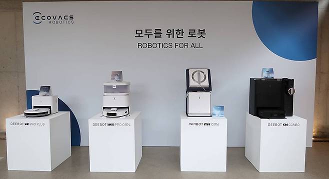 에코백스가 로봇청소기 신제품 4종을 발표했다 / 출처=IT동아