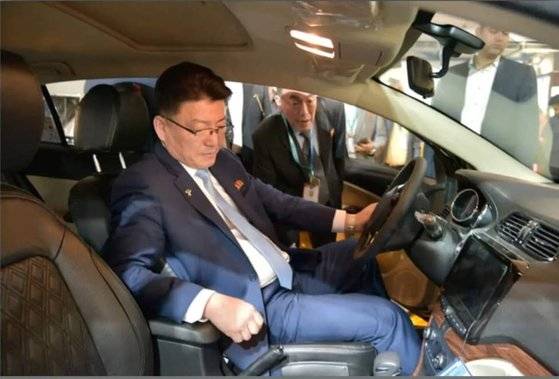 북한 경제시찰단 단장으로 지난달 23일부터 열흘간 이란을 방문한 윤정호 대외경제상이 제6차 이란 수출박람회에 꾸려진 이란 자동차 제조사인 사이파의 부스를 방문해 차량을 시승하는 모습. 사진 사이파(SAIPA) 페이스북 페이지 캡처
