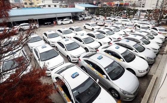 2018년 12월 카카오 카풀 서비스에 반대하며 전국 택시업계가 파업에 들어갔다. 운행을 중단한 택시들이 가득 차 있는 대전의 한 택시회사 차고지.