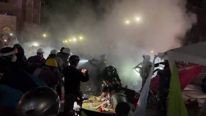 미국 컬럼비아대학에서 일어난 친팔레스타인 시위(위), UCLA에는 경찰이 투입돼 시위대 천막에서 시위대원들을 끌어내고 있다(아래).   (사진=AP)