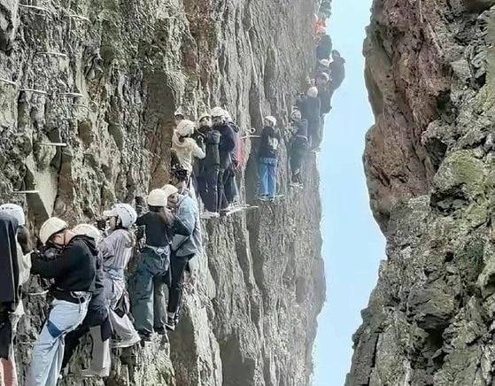 노동절 기간 중국 저장성의 옌당산에서 관광객들이 1시간 동안 절벽에 갇히는 일이 발생했다. /사진=웨이보 캡처