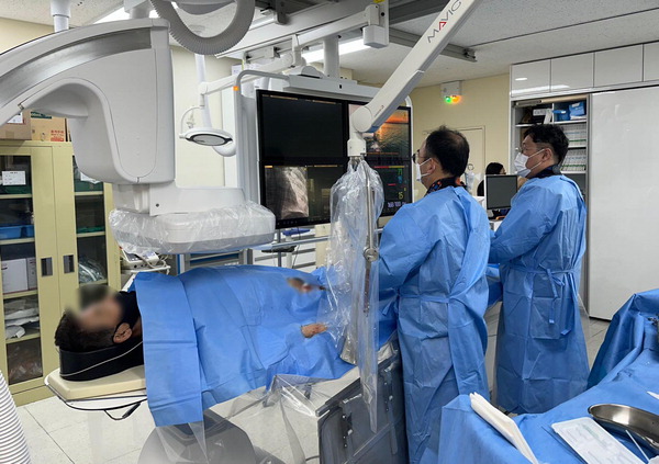 돌연사를 부르는 신금경색증 발생건수는 계속 늘어나는 추세다. 사진은 온종합병원 심혈관센터 김현수 교수 팀의 시술 장면.