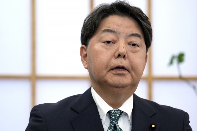 하야시 요시마사 관방장관이 지난해 3월 도쿄 집무실에서 기자회견하고 있다. AP 뉴시스