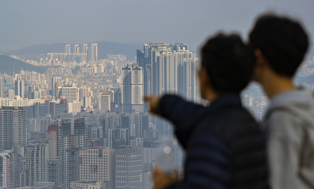 13일 서울 용산구 남산타워에서 시민들이 아파트를 바라보고 있다. 윤웅 기자