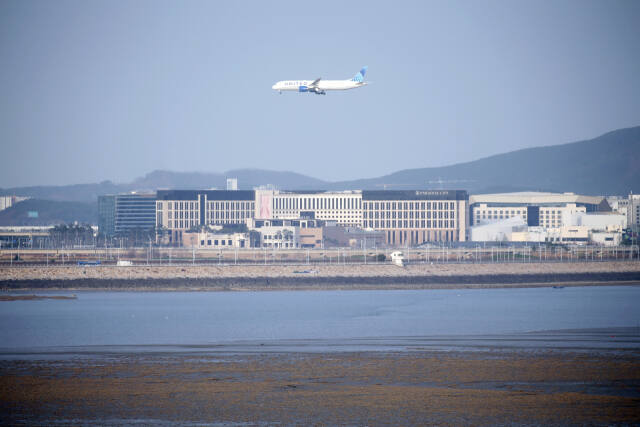 인천 영종국제도시 파라다이스시티와 인천국제공항에 착륙하는 항공기, 인천대교의 모습. 인천경제청 제공