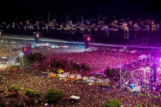마돈나 브라질 공연이 열린 리우데자네이루 코파카바나 해변에 몰린 인파. [AFP 연합뉴스]