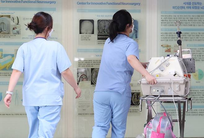 서울 시내 한 대학병원 수술실에서 의료진이 인큐베이터를 끌고 이동하고 있다.  연합뉴스
