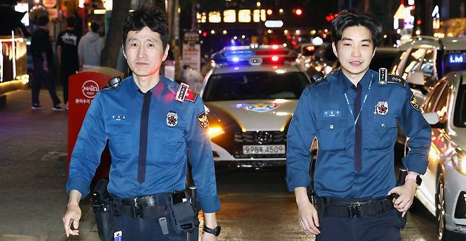 2일 서울 마포경찰서 홍익지구대 경찰들이 홍대 인근 번화가를 순찰하고 있다. 김호영 기자