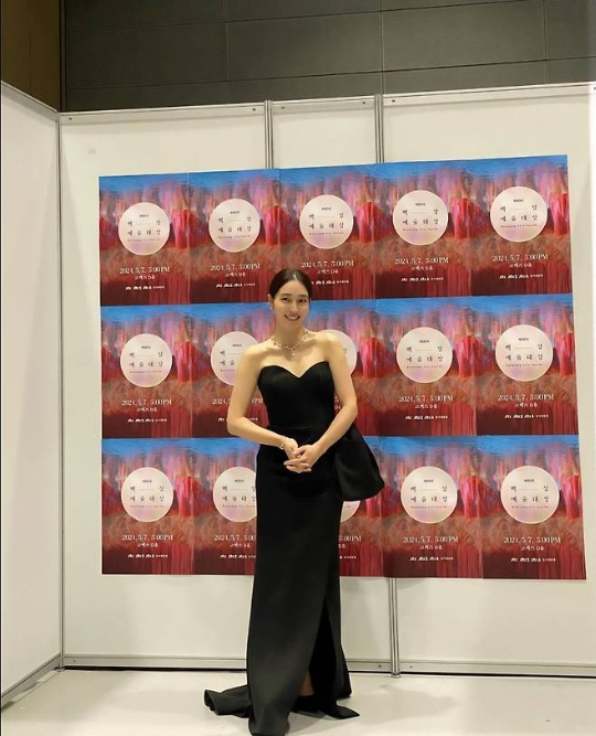 이민정은 이번 행사에서 블랙 오프숄더 드레스를 착용, 우아하고 품격 있는 이미지로 눈길을 사로잡았다.사진=이민정 SNS