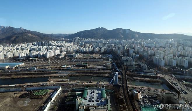 (서울=뉴스1) 박정호 기자 = 정부가 준공 30년이 넘은 주택은 안전진단을 거치지 않고 바로 재건축 절차에 착수할 수 있도록 한 가운데 15일 오전 서울시 도봉구의 한 고층빌딩에서 노원구의 아파트 밀집 지역이 보이고 있다.