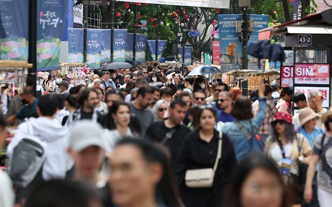 코로나19로 크게 위축됐던 명동 상권은 최근 엔디믹 이후 회복된 모습이지만 청담동과 이대, 신촌역 등은 공실률이 증가하고 있다. 사진은 코로나19 엔데믹 이후 활기를 찾은 지난달 명동 거리 모습. /사진=뉴시스