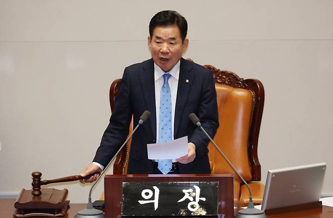 김진표 국회의장이 2일 국회에서 열린 본회의에서 의사봉을 두드리고 있다. [연합]
