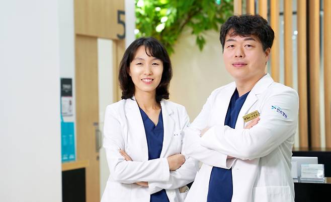 (사진 왼쪽)민트병원 여성의학센터 김하정 원장과 (사진 오른쪽) 기경도 여성의학센터장