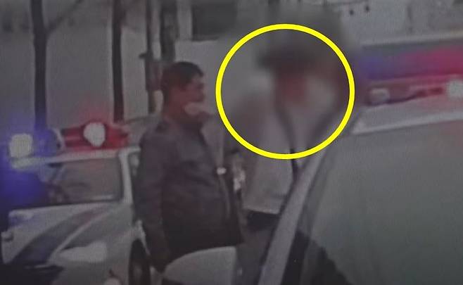 [서울=뉴시스] 술을 마시고 고급 외제차를 운전한 남성이 경찰에 붙잡혔다. 검거 당시 동승해 있던 남성은 음주운정방조죄로 벌금형을 받았다. (사진=경찰청 유튜브) *재판매 및 DB 금지
