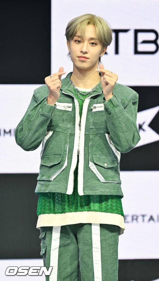 [OSEN=민경훈 기자] 보이그룹 ATBO(에이티비오-오준석, 류준민, 배현준, 석락원, 정승환, 김연규, 원빈)의 ‘The Beginning : 開花(더 비기닝 : 개화)’ 발매기념 데뷔 미디어 쇼케이스가 27일 오후 서대문구 연세대학교 백주년기념관에서 열렸다.ATBO 석락원이 무대 위에서 포즈를 취하고 있다. 2022.06.22 /rumi@osen.co.kr